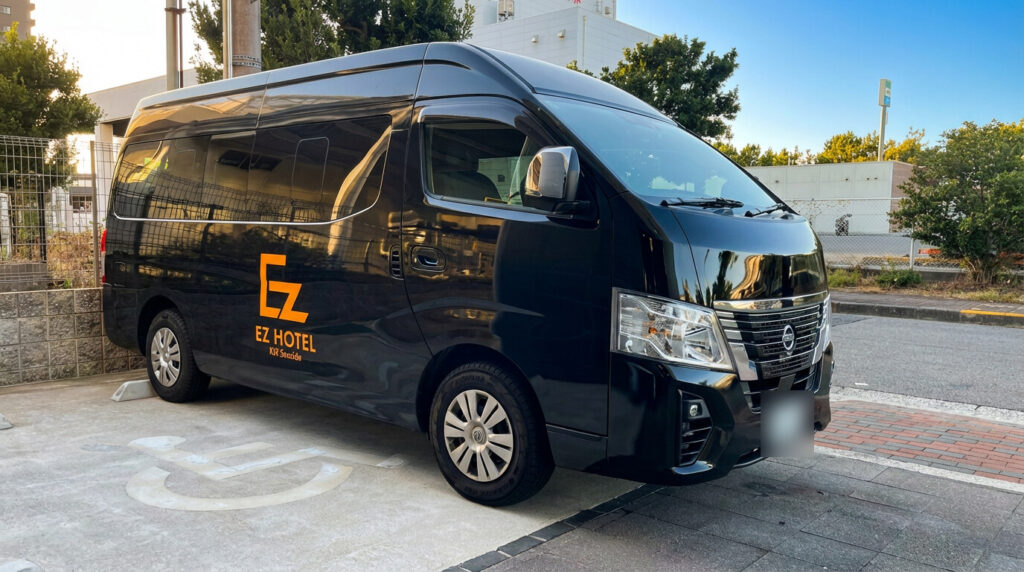 EZ HOTEL 関西空港 Seasideの無料シャトルバス。黒い車体の側面にEZ HOTELのロゴが入っている